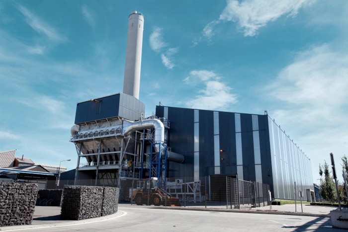 China Tightens Grip on Western Electric Car Battery Material Makers China Tightens Grip on Western Electric Car Battery Material Makers
